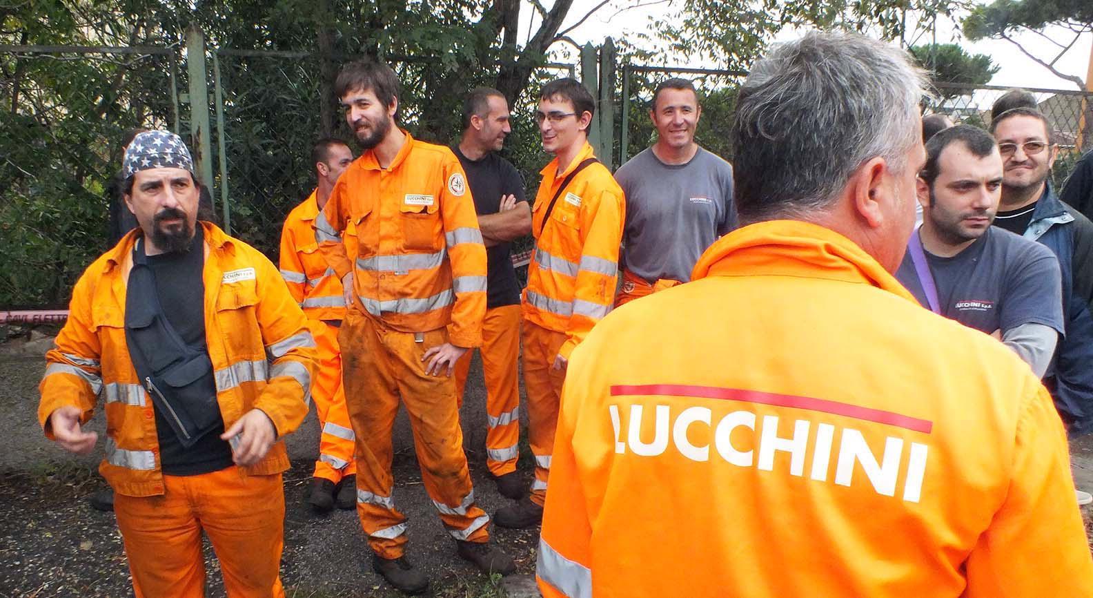 Un gruppo di operai della Lucchini (foto Paolo Barlettani)