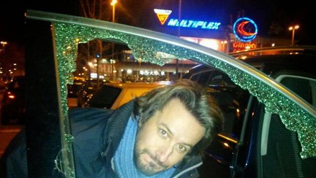 Cosimo Zecchi mostra il finestrino dell'auto sfondato