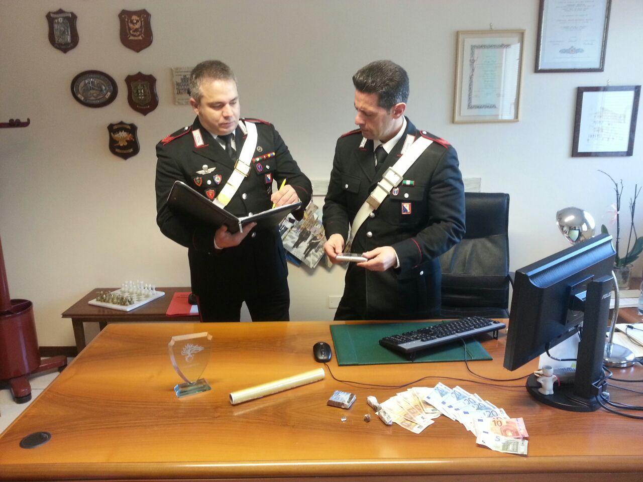 La droga e l'attrezzatura per lo spaccio sequestrate dai carabinieri di Viareggio