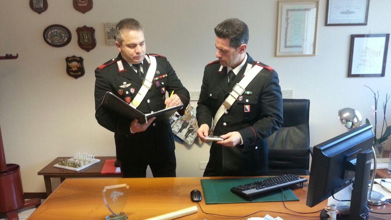 La droga e l'attrezzatura per lo spaccio sequestrate dai carabinieri di Viareggio