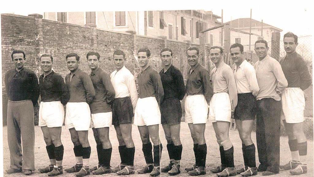 La Lucchese stagione 1933-34. Erbstein è il primo a sinistra insieme alla squadra in occasione della promozione in B