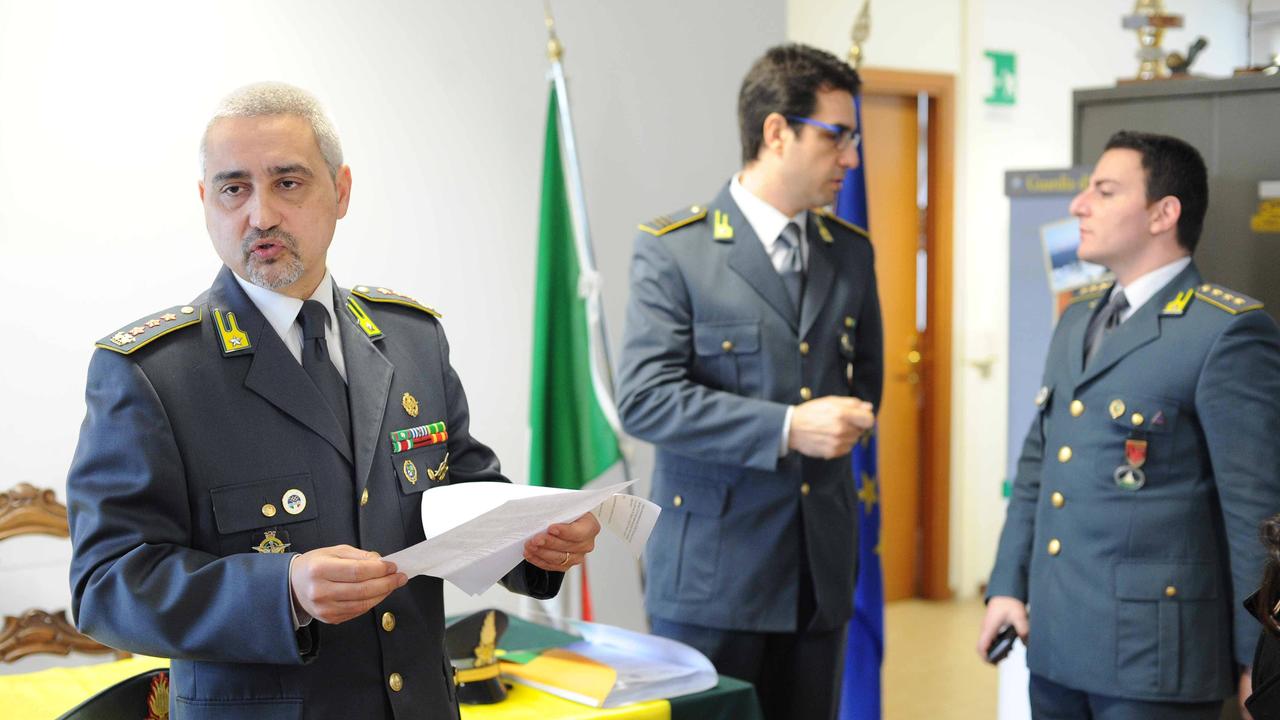 A sinistra il colonnello Ciro Natale, comandante provinciale della Guardia di Finanza