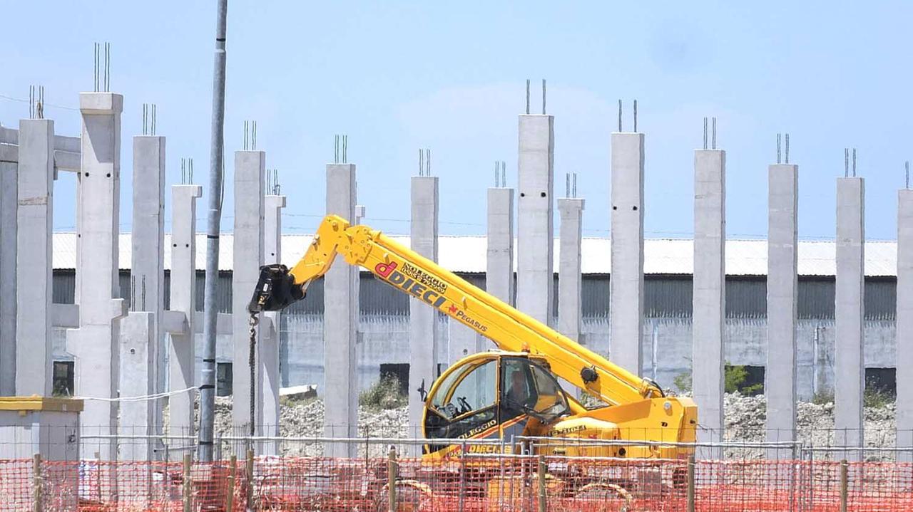 Un cantiere edile (foto archivio)