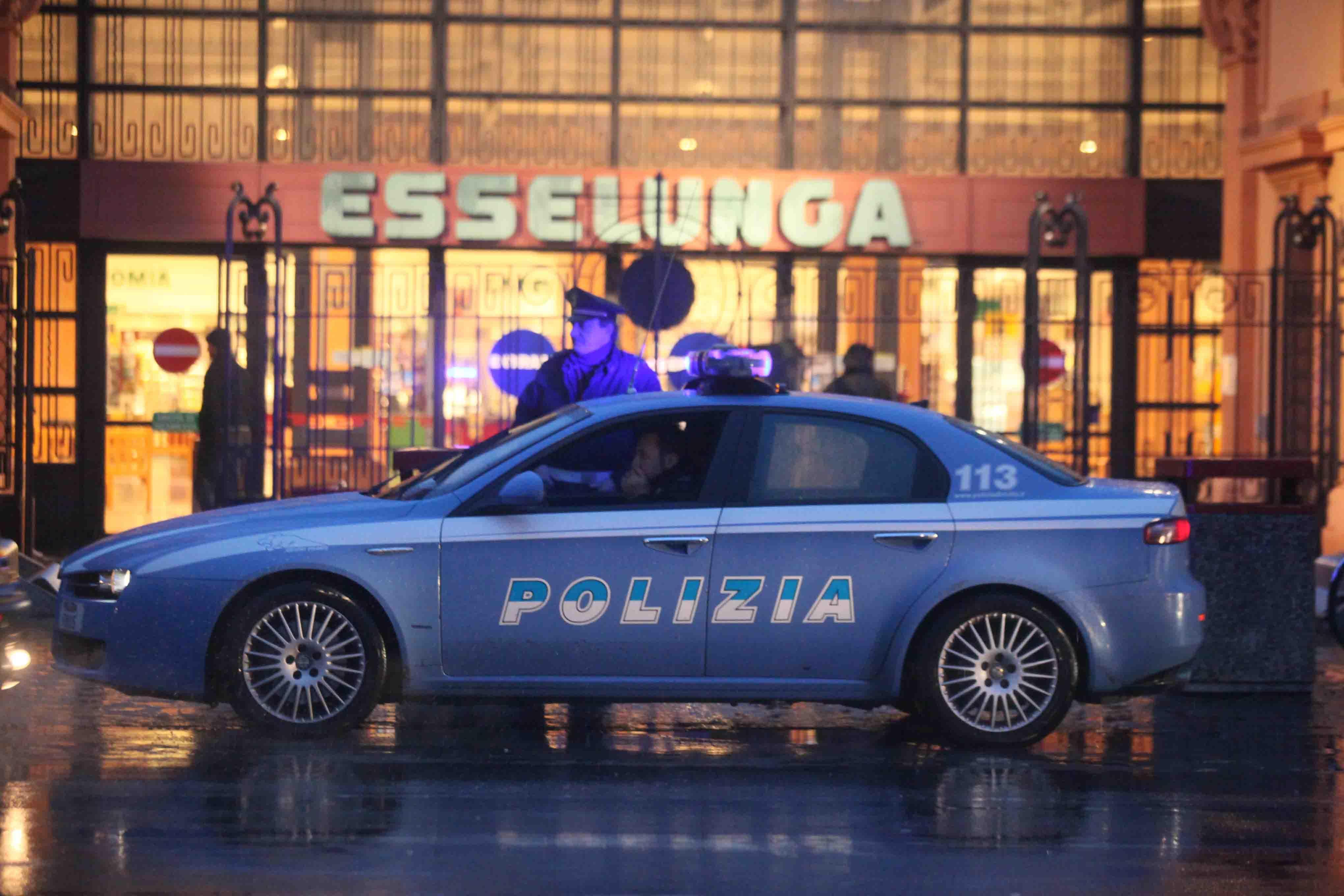 Ruba cibo all'Esselunga e picchia gli agenti, arrestato