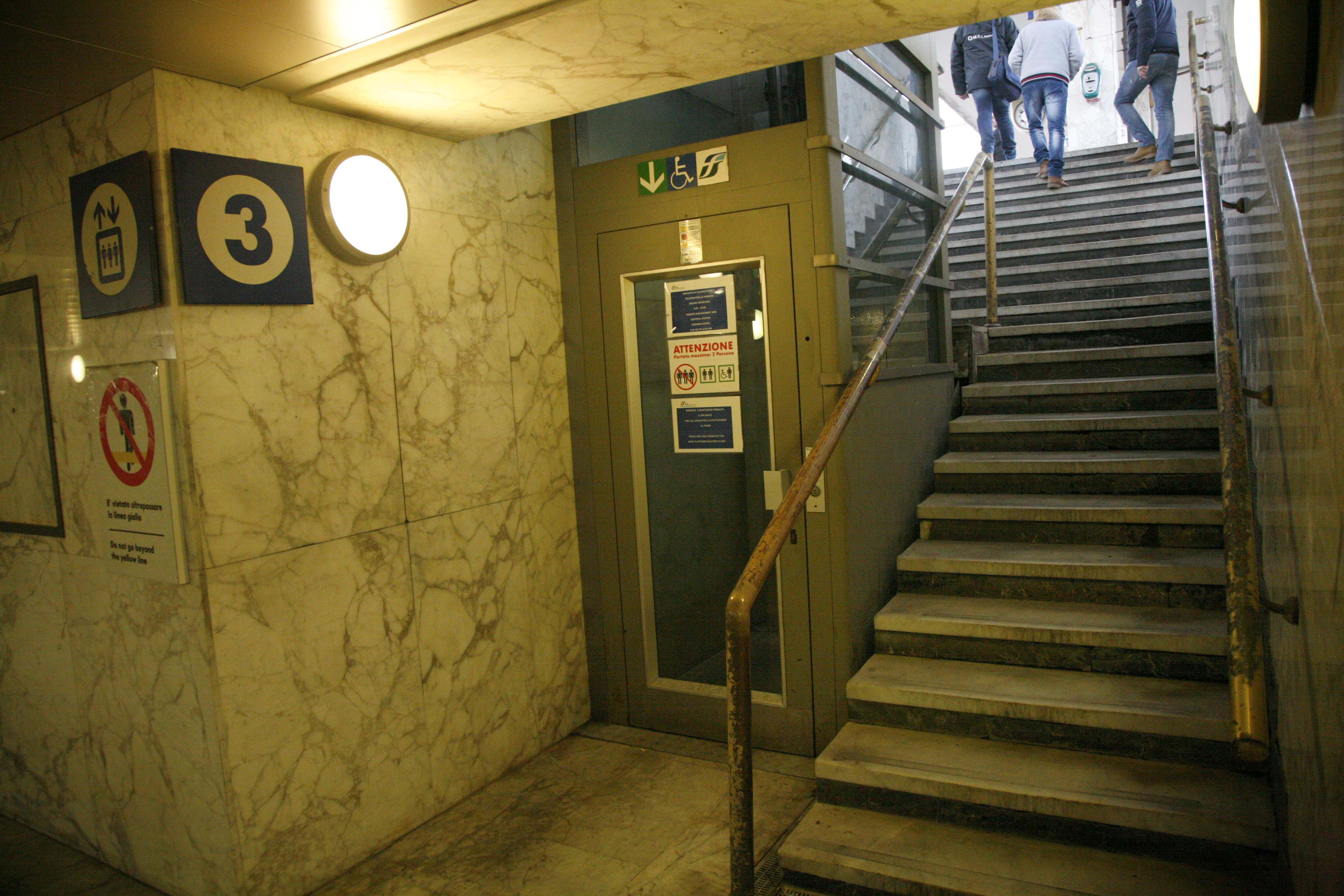 L'ascensore della stazione ferroviaria bloccato dal clochard