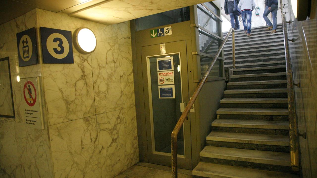 L'ascensore della stazione ferroviaria bloccato dal clochard