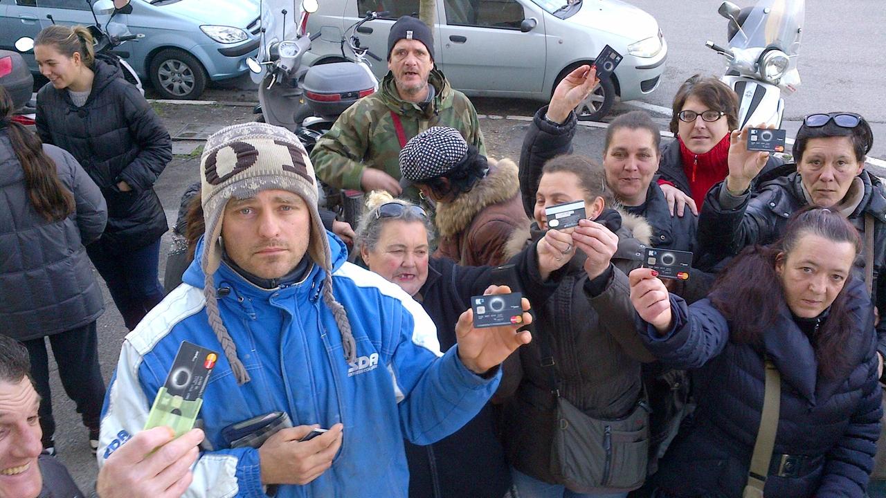 Venerdì 23 gennaio: le famiglie che hanno subito il taglio delle social card vengono al Tirreno per raccontare alla città il loro dramma