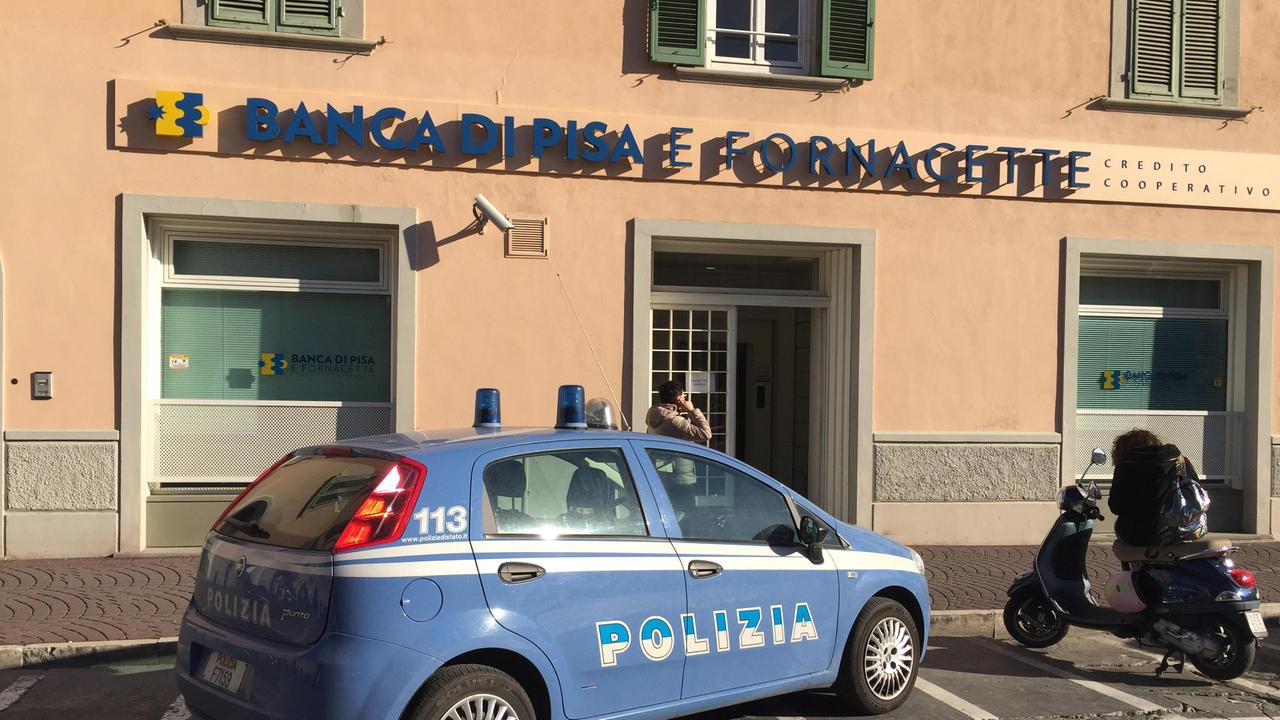 La polizia davanti alla banca rapinata (foto Franco Silvi)