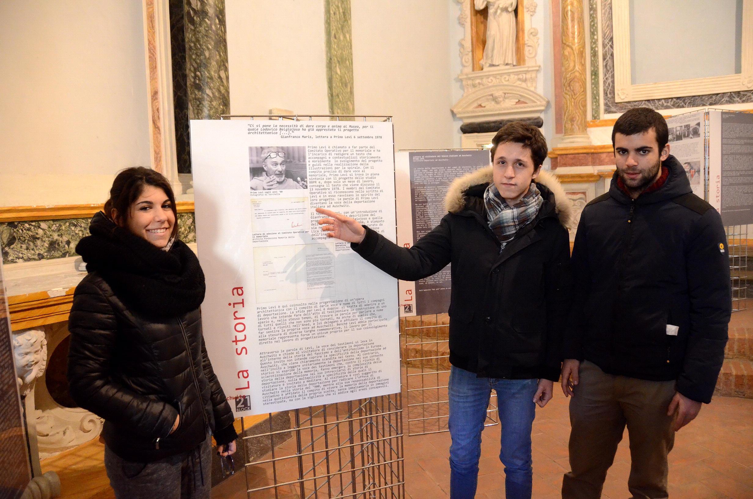 Claudia Di Filippo, Filippo Romani e Lorenzo Fanciulli all'inaugurazione della mostra "Blocco 21" (foto Bf)