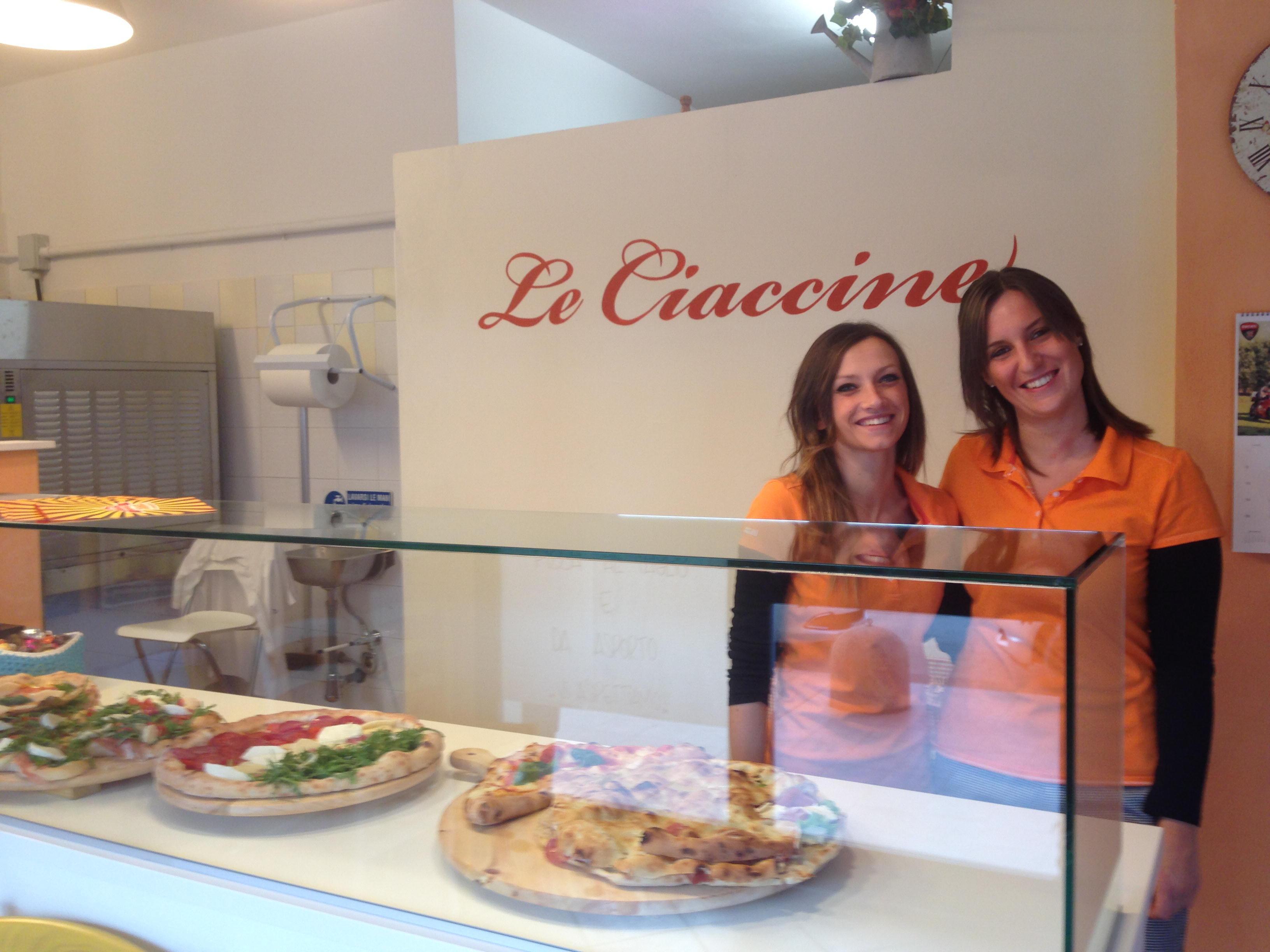 Da sinistra, Sara Menolascina e Ilaria Andreotti nella loro pizzeria