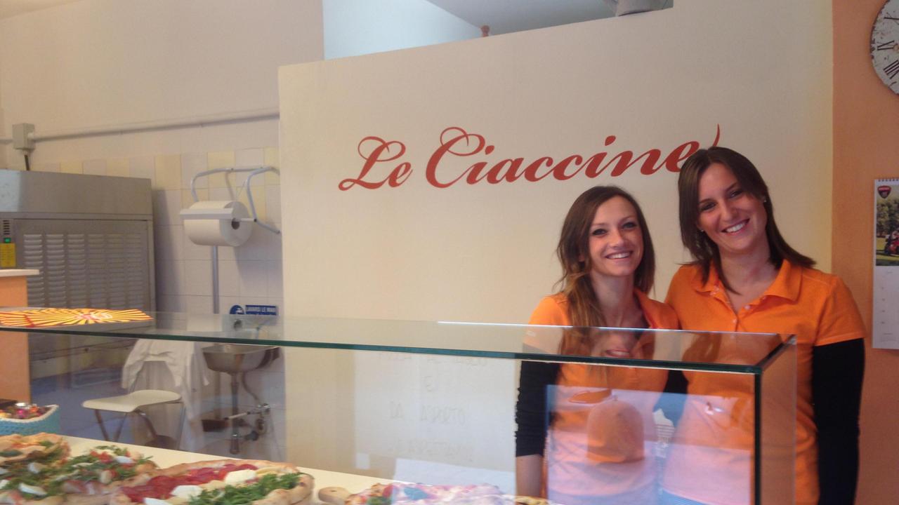 Da sinistra, Sara Menolascina e Ilaria Andreotti nella loro pizzeria