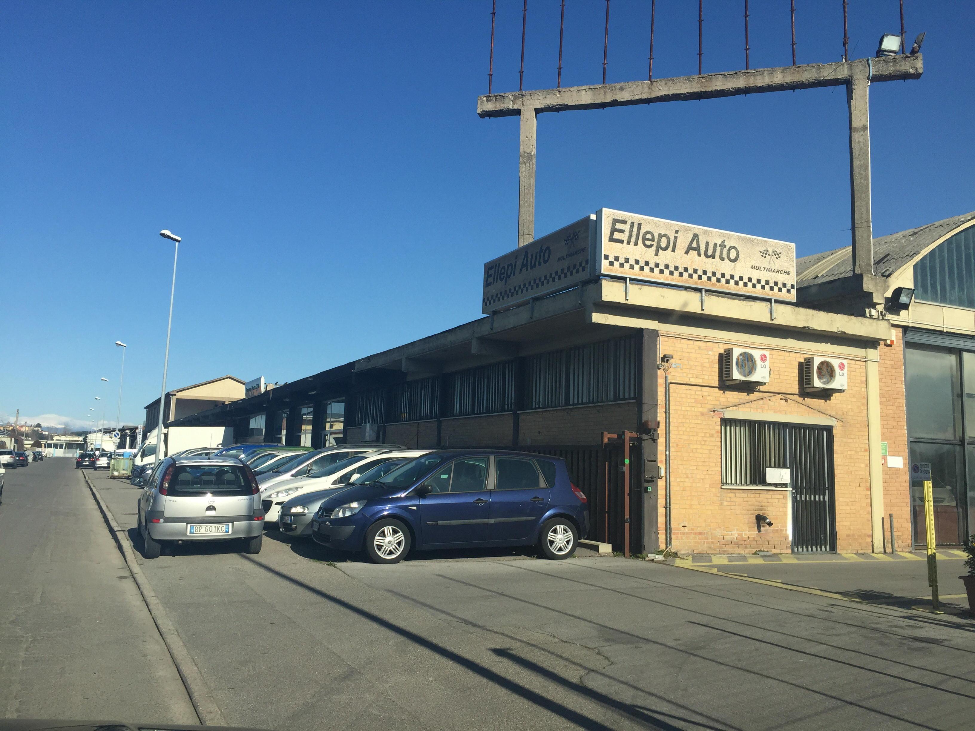 Il salone multimarche Ellepiauto a Pontedera (foto Franco Silvi)