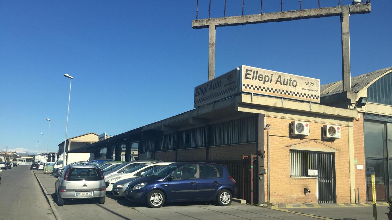 Il salone multimarche Ellepiauto a Pontedera (foto Franco Silvi)