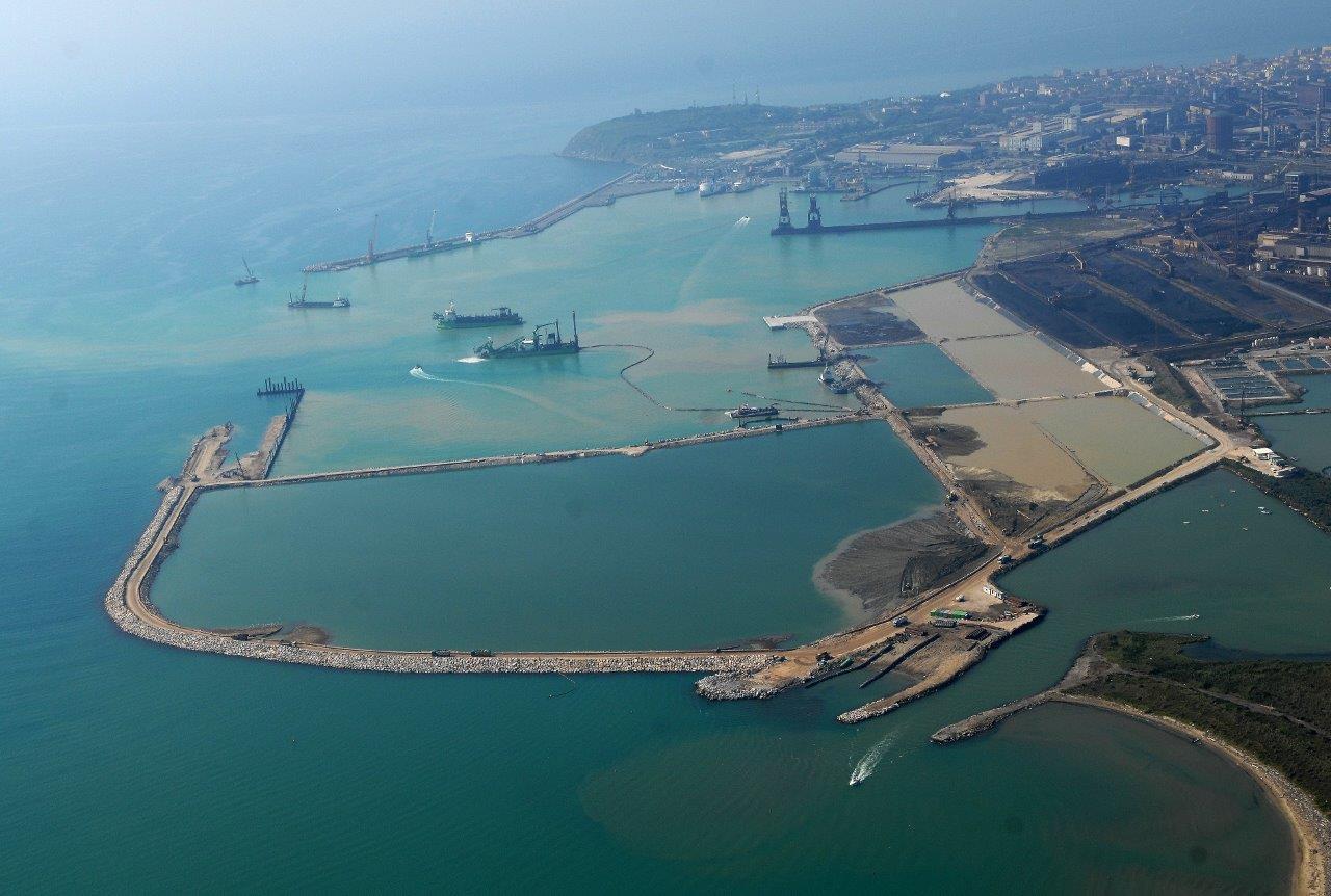 I lavori in corso al porto di Piombino