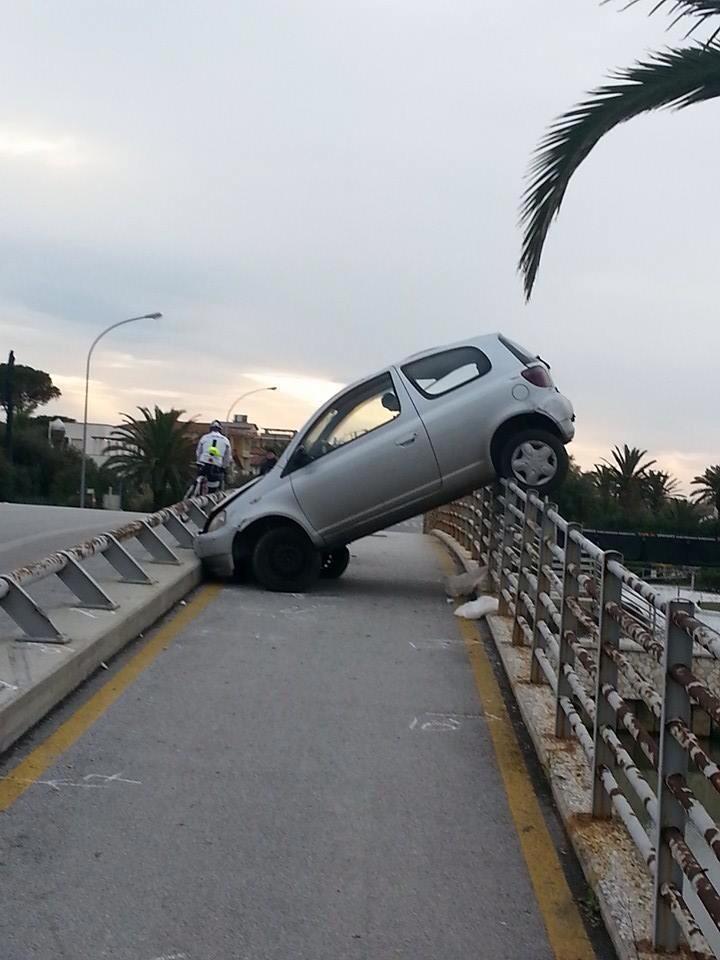 L'auto sul parapetto del Fosso Motrone (immagine pubblicata sul gruppo Facebook "Camaiore e i suoi paesi")