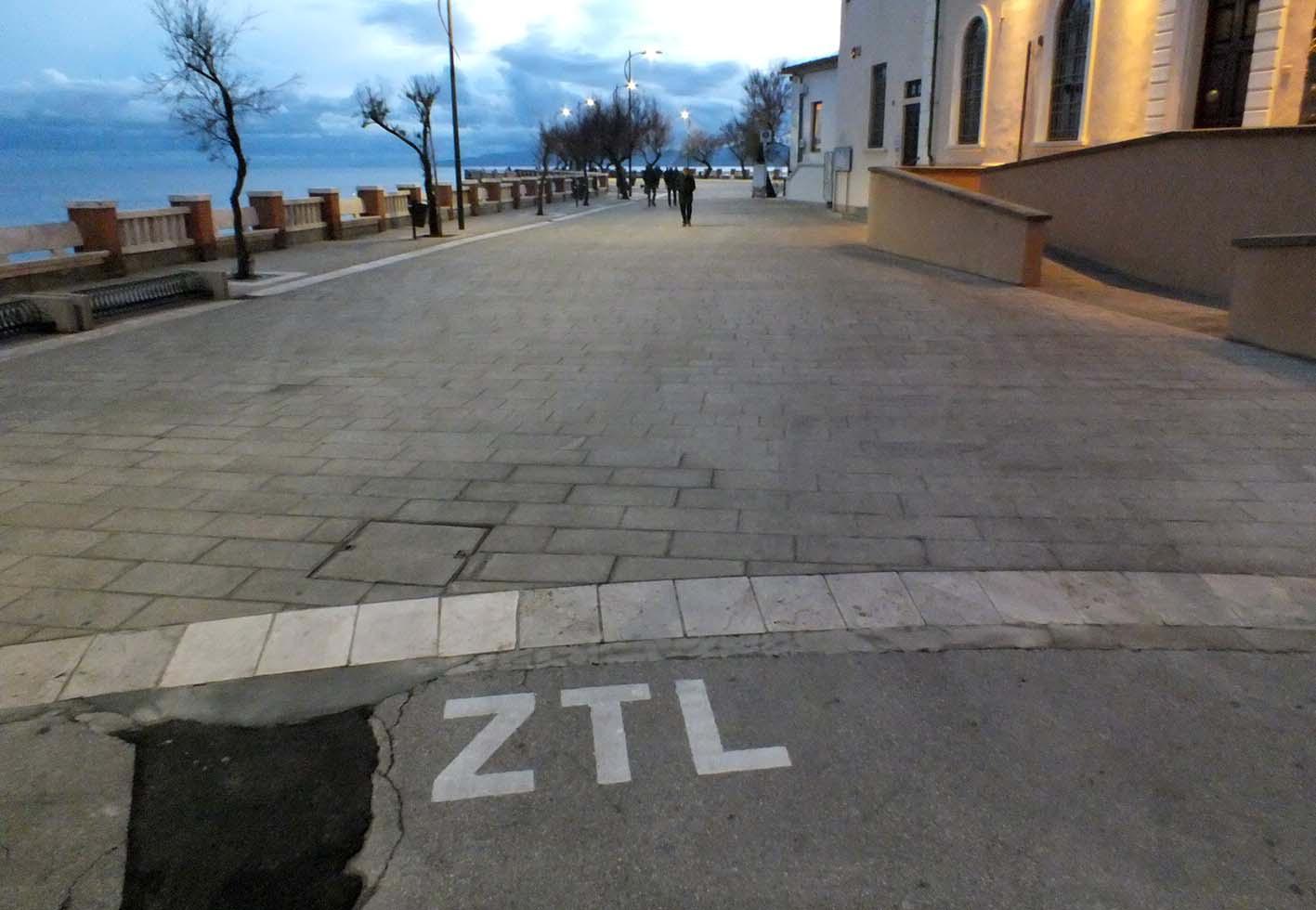 La ztl in piazza Bovio