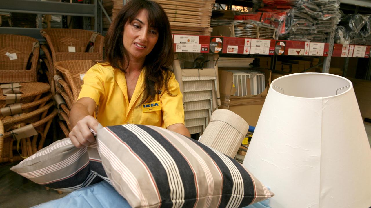 Una dipendente Ikea al lavoro. Anche l'azienda svedese avrà uno stand al Job Match