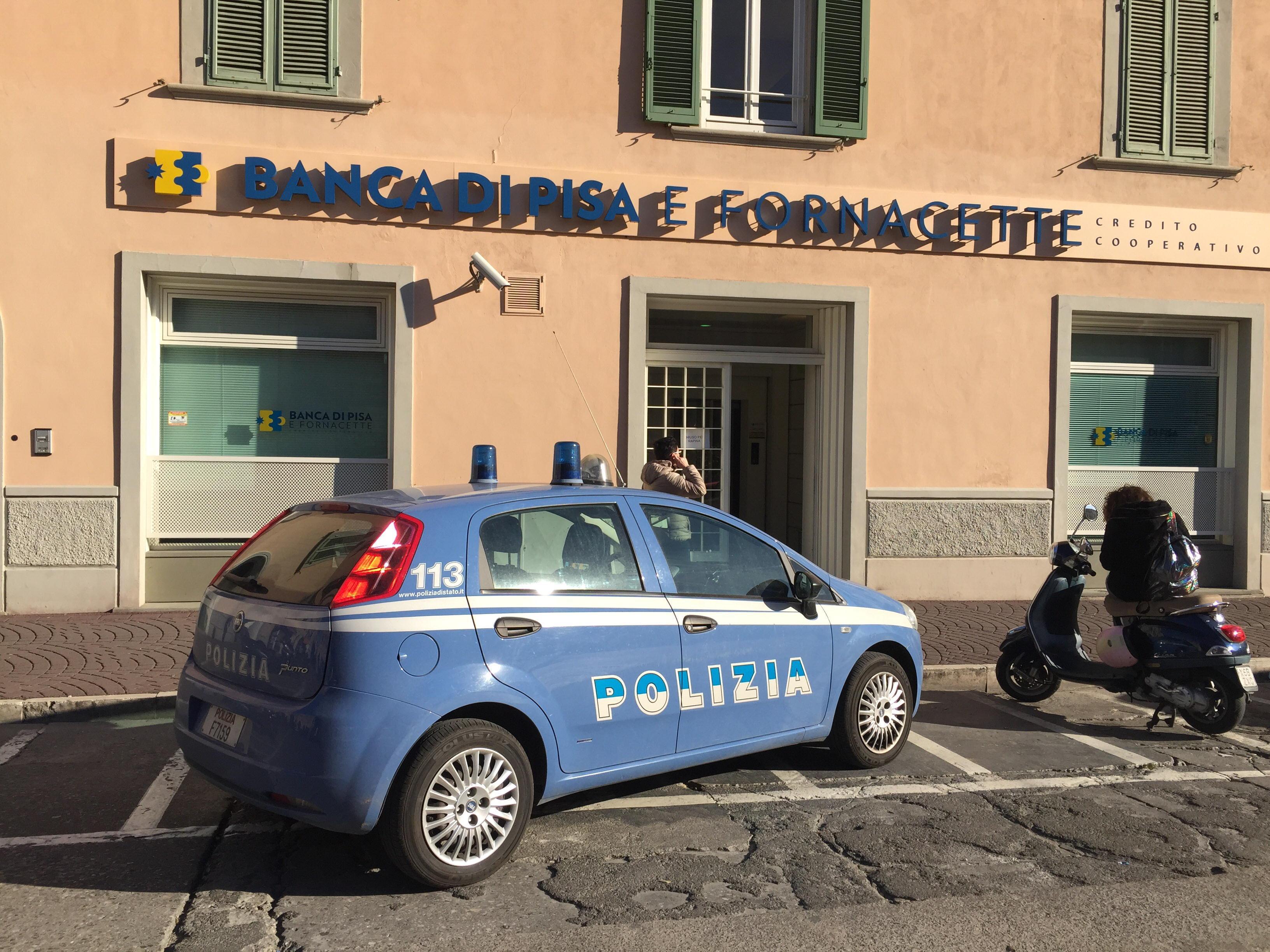 La banca rapinata in piazza Martiri della Libertà a Pontedera (foto Franco Silvi)