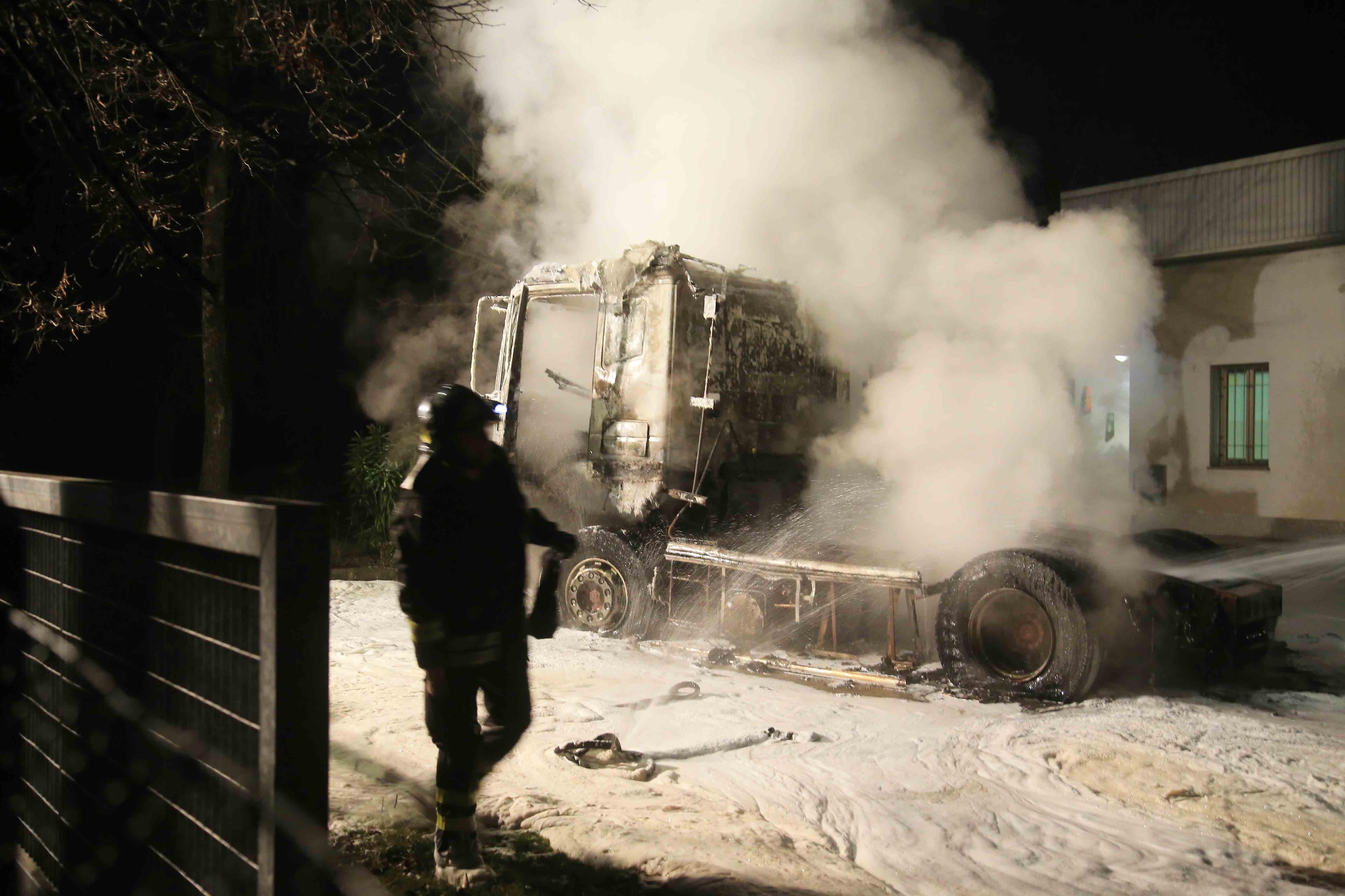 Il camion prende fuoco, l'autista riesce a salvarsi
