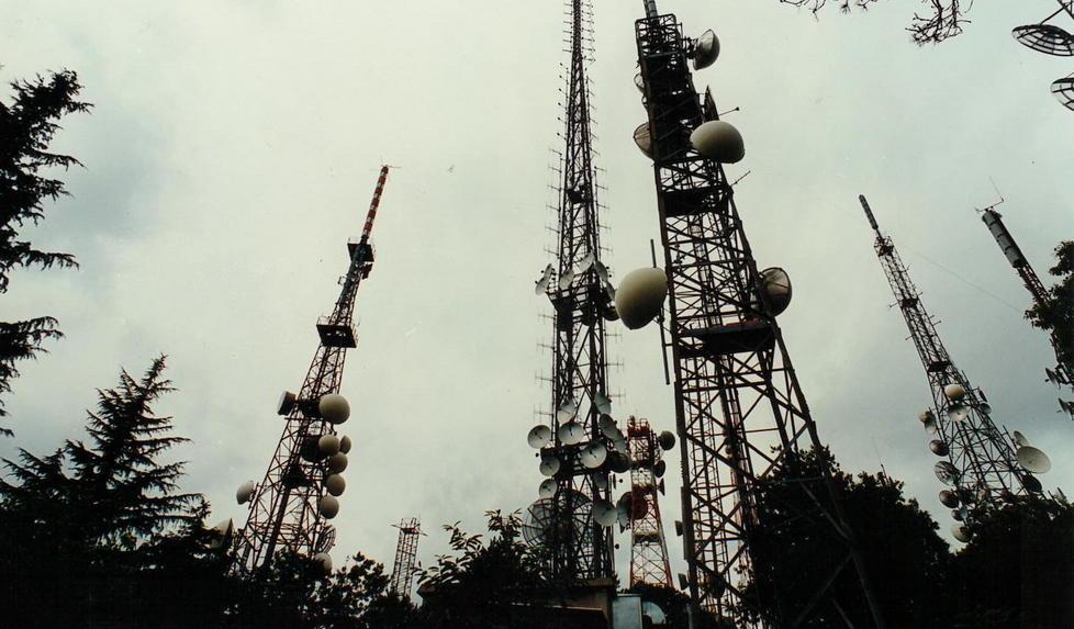 Le antenne piazzate sul monte Serra