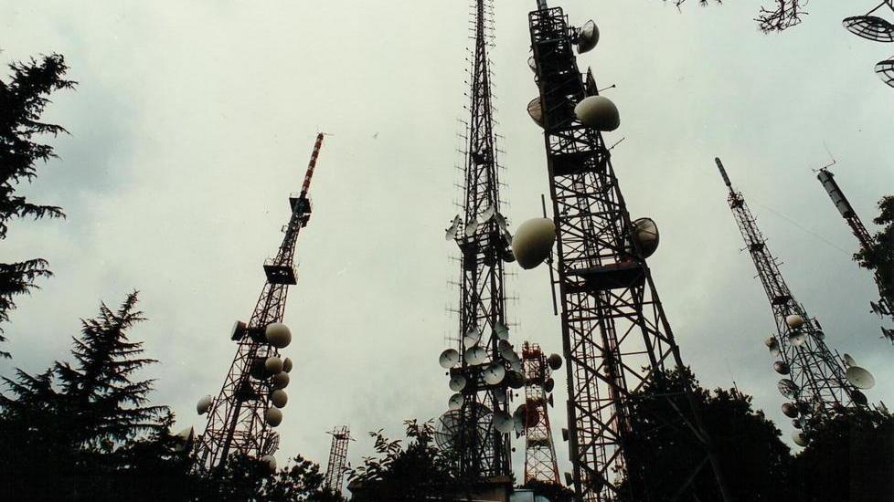 Le antenne piazzate sul monte Serra
