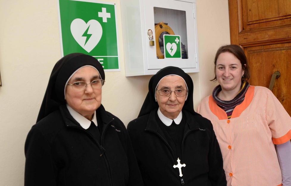 Le suore e l’insegnante che hanno partecipato al corso per l’uso del defibrillatore (foto Franco Silvi)