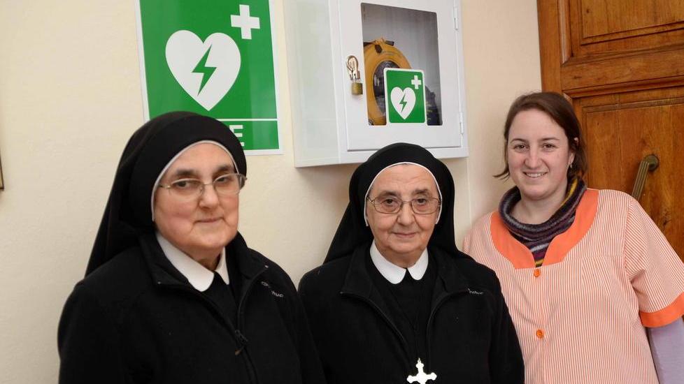 Le suore e l’insegnante che hanno partecipato al corso per l’uso del defibrillatore (foto Franco Silvi)