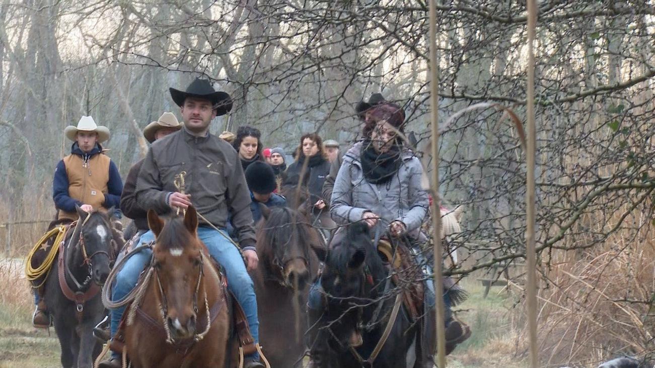 Un gruppo di cavalieri all'iniziativa organizzata dall'associazione Equitiamo insieme all'ente parco