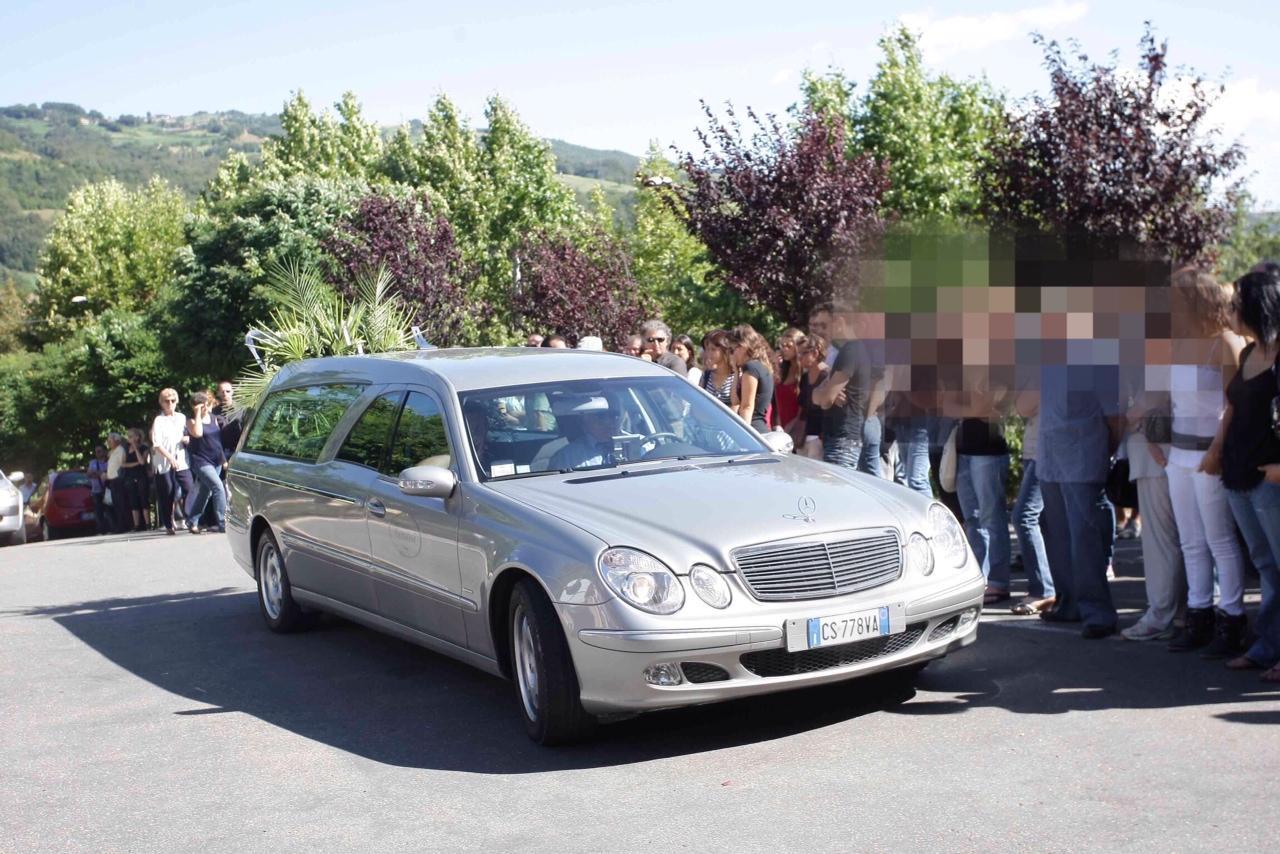 Investito da un carro funebre mentre attraversa la strada 
