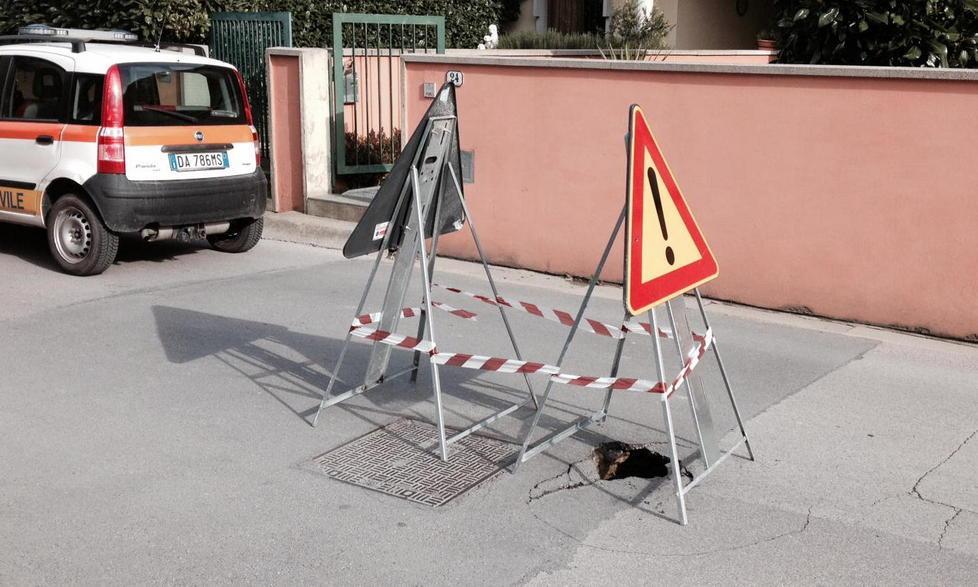 Buco nell’asfalto, strada chiusa