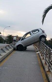 L’auto si alza e finisce sul parapetto 