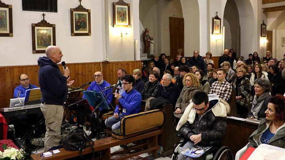 Paolo Brosio prega e raccoglie fondi