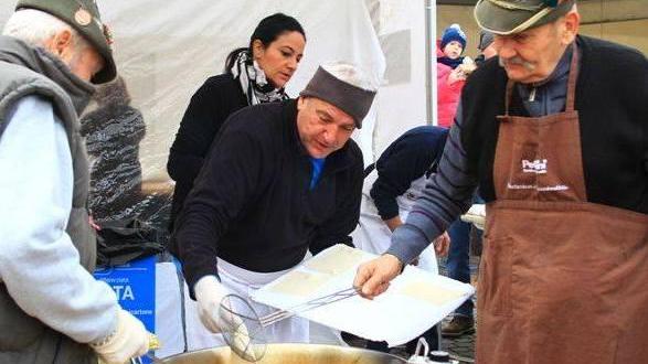 Applausi per i ciccioli alla Maialata