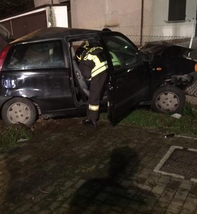 Finiscono con l’auto contro un muretto Paura per due ragazzi 
