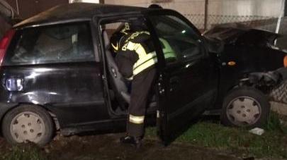 Finiscono con l’auto contro un muretto Paura per due ragazzi