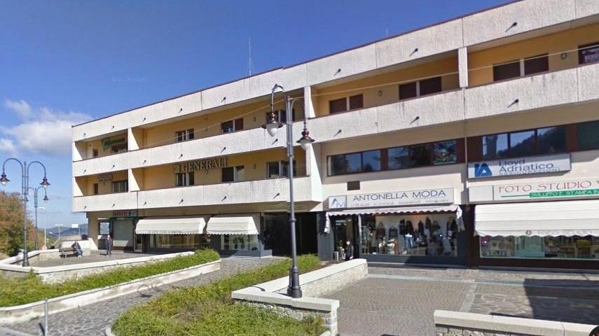 Assalto al negozio di abbigliamento con l'auto-ariete