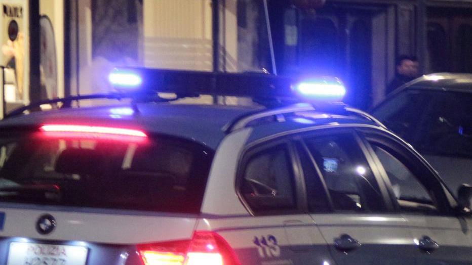 Colpiva le auto con una catena