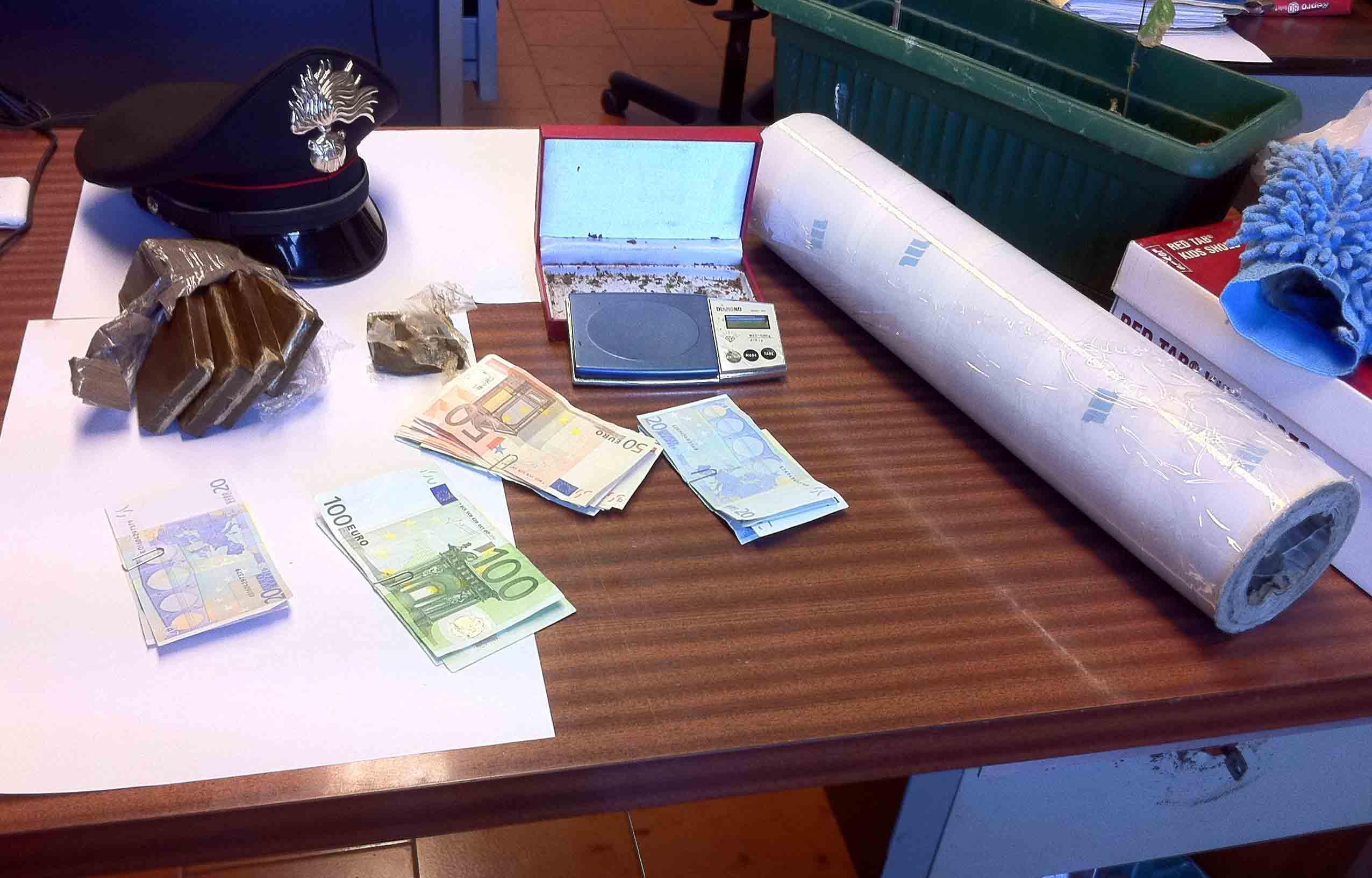 Market della droga in casa, arrestato un disoccupato di 44 anni