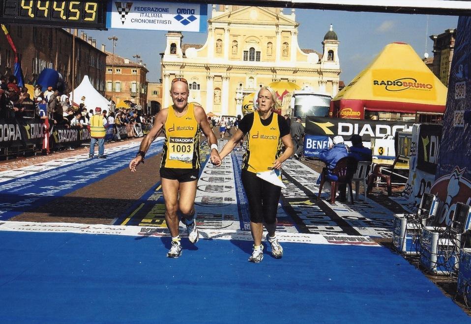 Un matrimonio di corsa lungo 100 maratone 