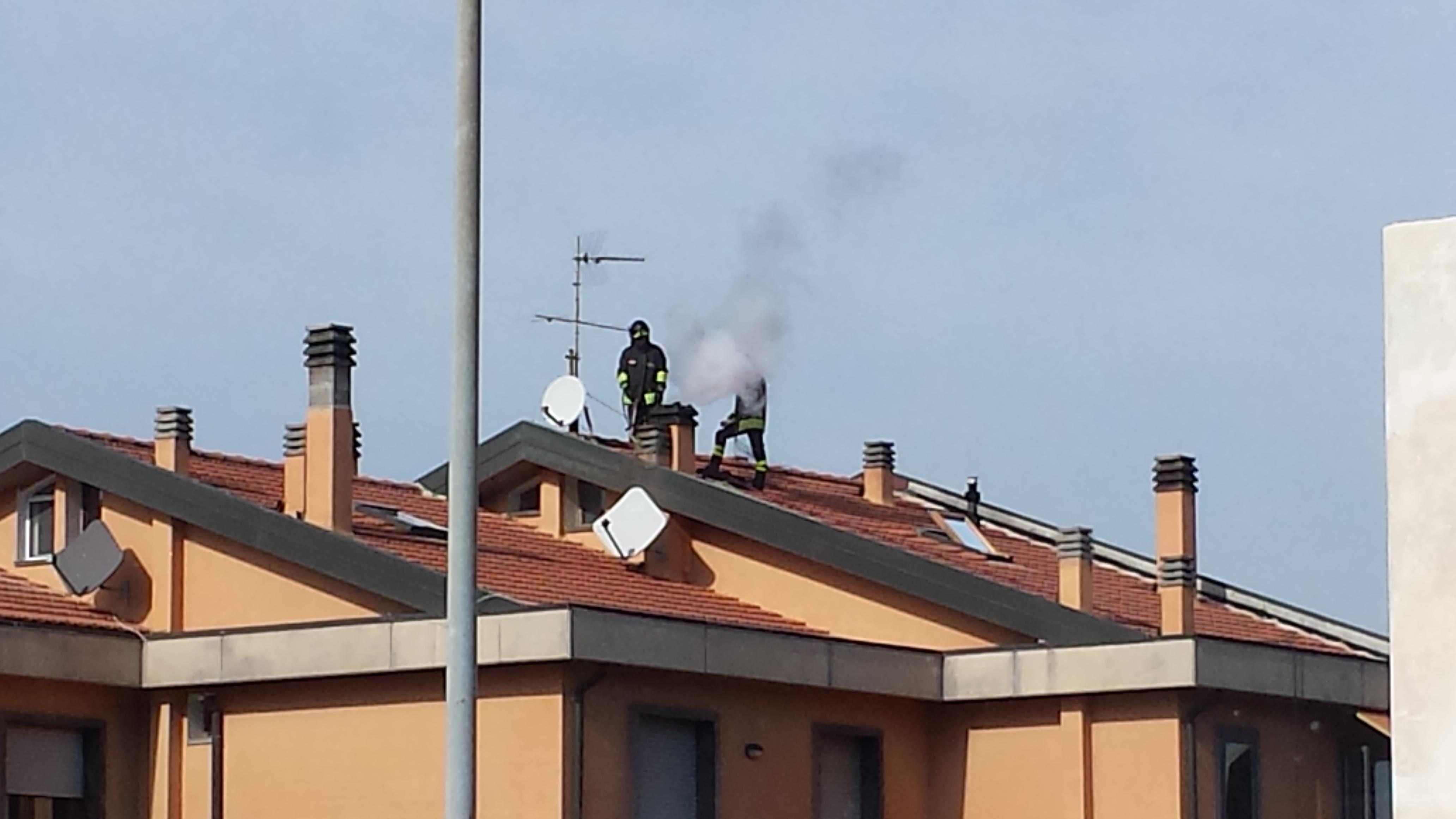 L'intervento dei vigili del fuoco per la canna fumaria in via Torricelli