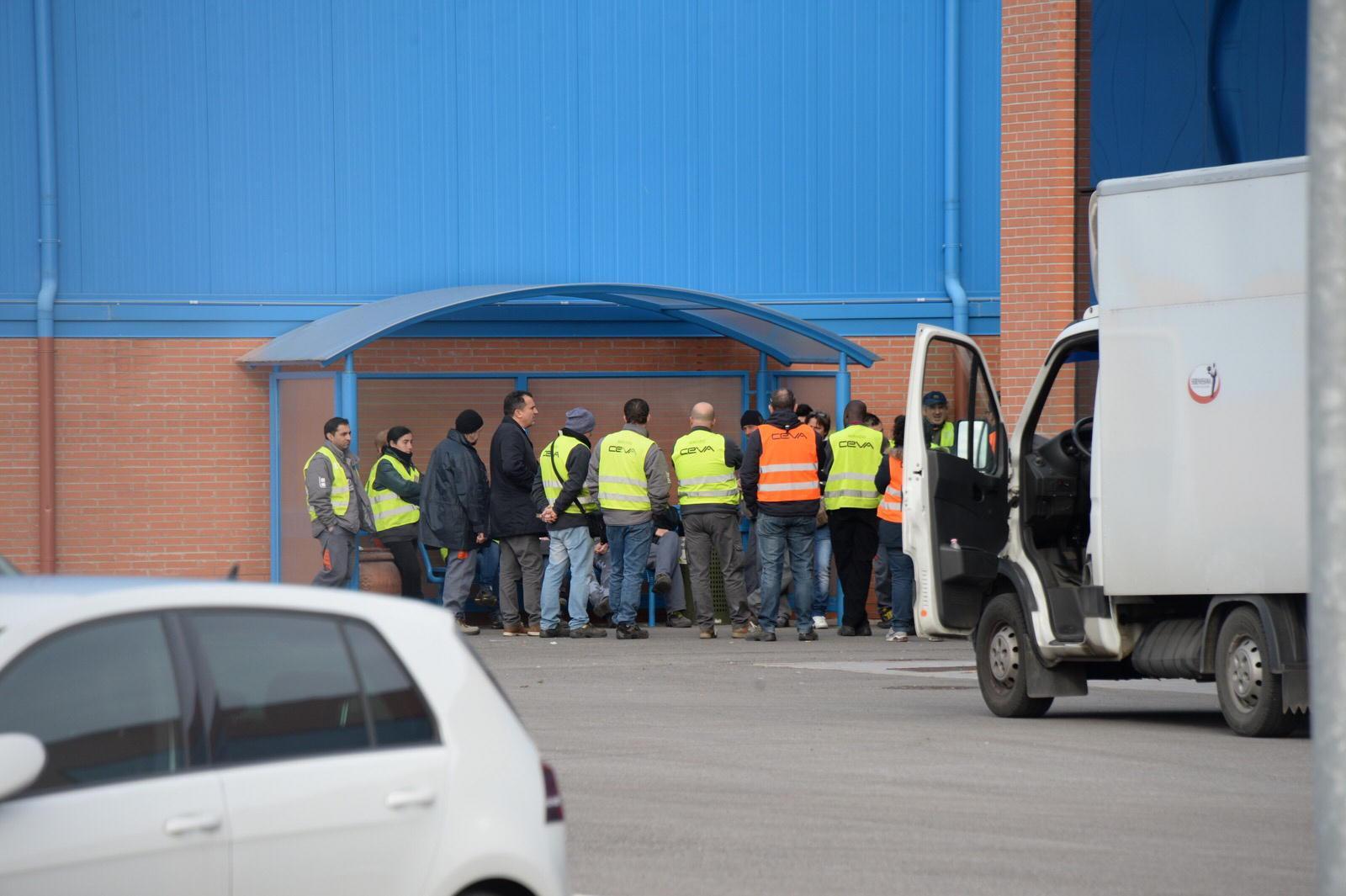 I lavoratori in sciopero (foto Franco Silvi)