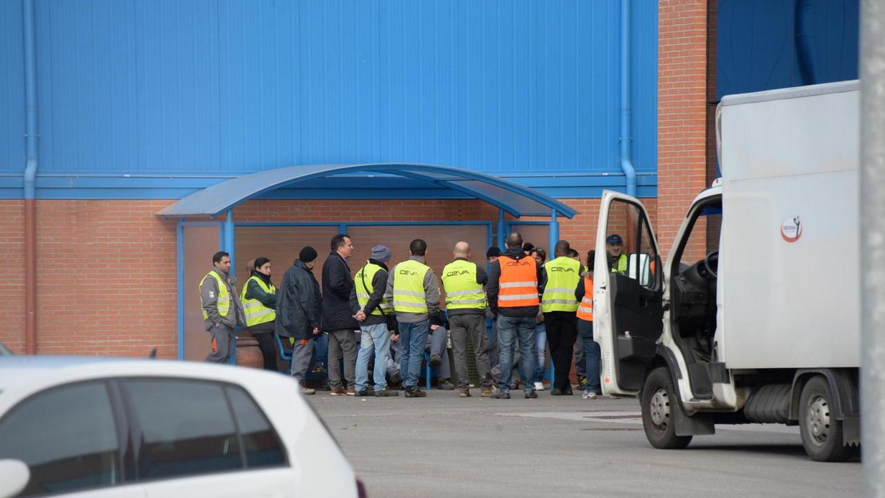 I lavoratori in sciopero (foto Franco Silvi)