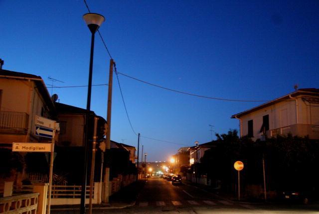 Proteste per le strade al buio a Castiglioncello