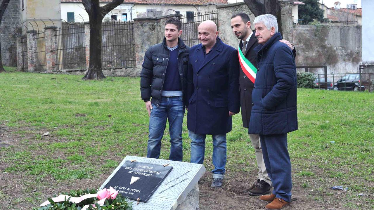 Il sindaco e il presidente di Arcigay all'inaugurazione della targa che ricorda lo sterminio degli omosessuali