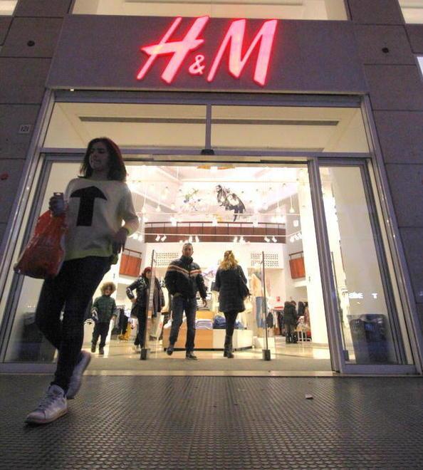 H&M fa male i conti: dipendente licenziato, avrà un maxi risarcimento 