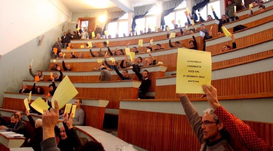 Il voto per alzata di delega all'assemblea dei lavoratori della Compagnia Portuale (Marzi Pentafoto)