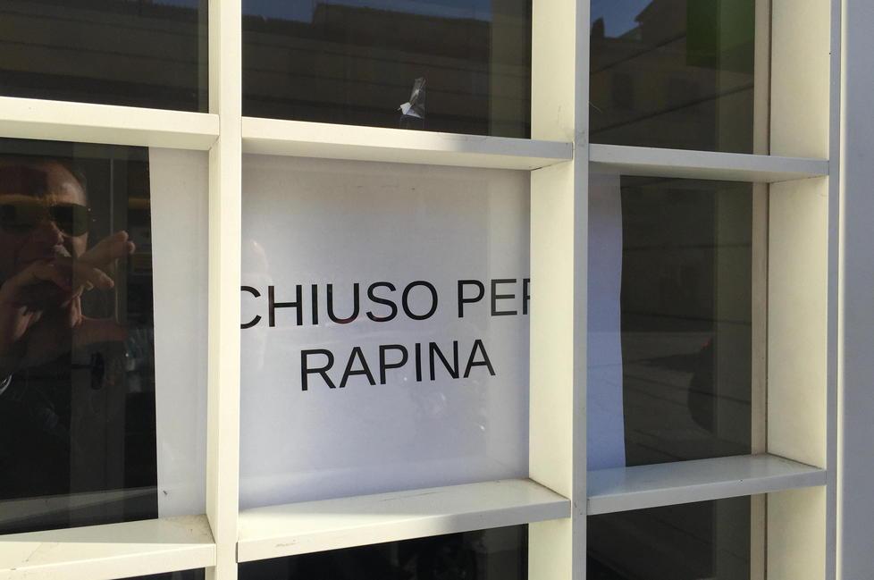 Colpo in pieno centro i banditi fuggono a piedi dopo la rapina 