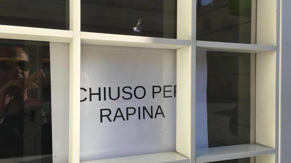 Colpo in pieno centro i banditi fuggono a piedi dopo la rapina