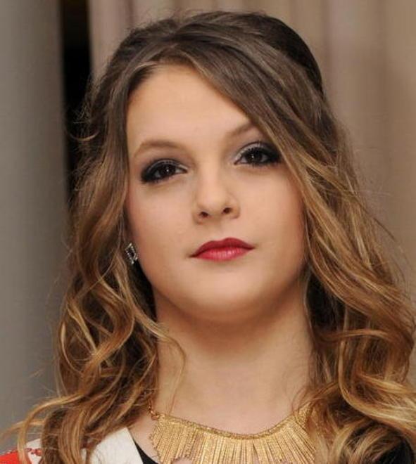 La bionda Caterina con la passione del canto 