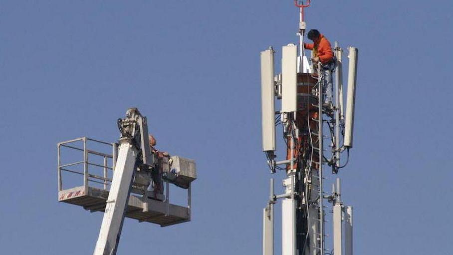 Il comitato paesano contesta le due antenne per i cellulari